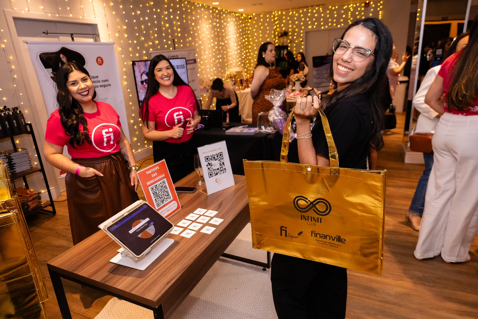 Feira de negócios com estandes de marcas no Rodada de Saia